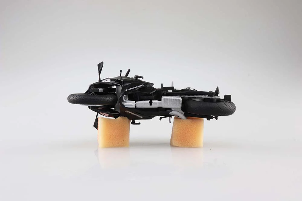 [Pre-order] Aoshima - KAWASAKI Ninja ZX-25R Metakllic Spark Black 1/12 Plastic Model Kit Aoshima - Image 10