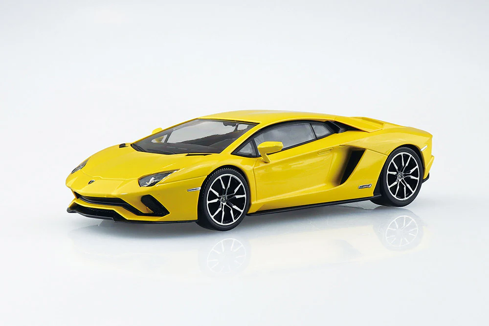 [Pre-order] Aoshima - Lamborghini Aventador S (pearl yellow) 1/32 Scale Plastic Model Kit Aoshima